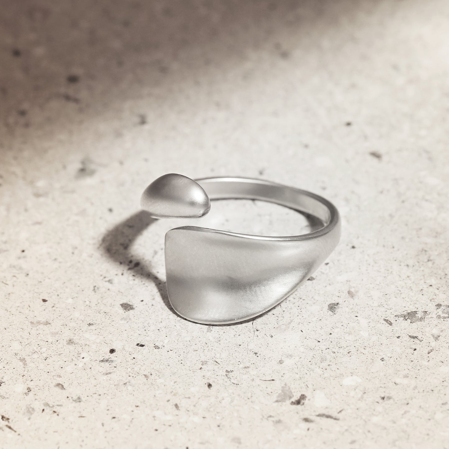 Curvy curve ring