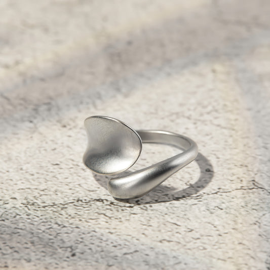 Curvy curve ring